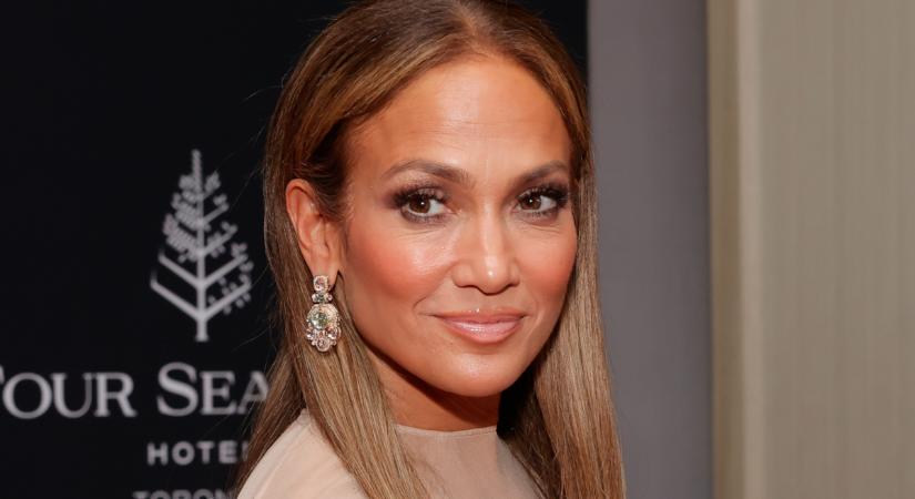 Az 55 éves Jennifer Lopez bikiniben: merész fotókon mutatja be az őszi trendeket