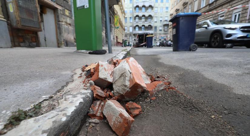 Beomlott egy tűzfal Józsefvárosban, az utcára zuhantak a téglák  fotók