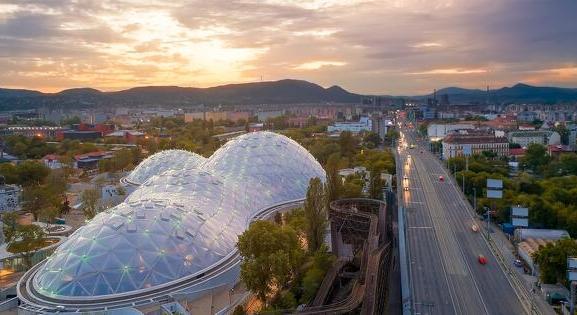 Fenntarthatatlan Budapest óriási medúzája