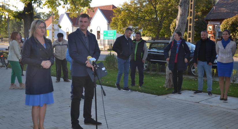 Belógó faágakra és nagyra nőtt bokorra is panaszkodtak Makón