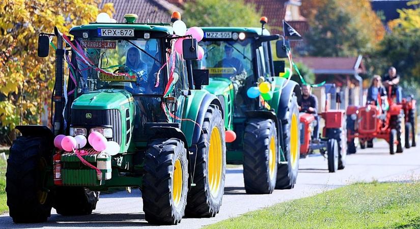 Traktoros felvonulás és futóverseny színesítette a szüreti forgatagot Kunfehértón