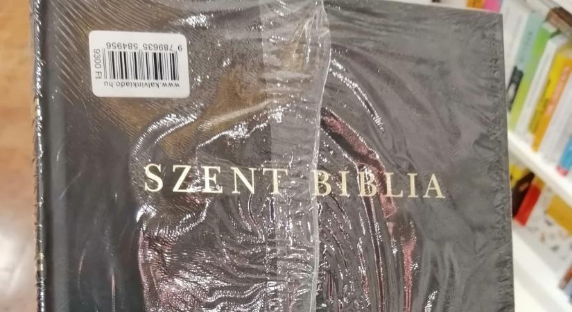 Lefóliázták a Bibliát homoszexuális tartalom miatt