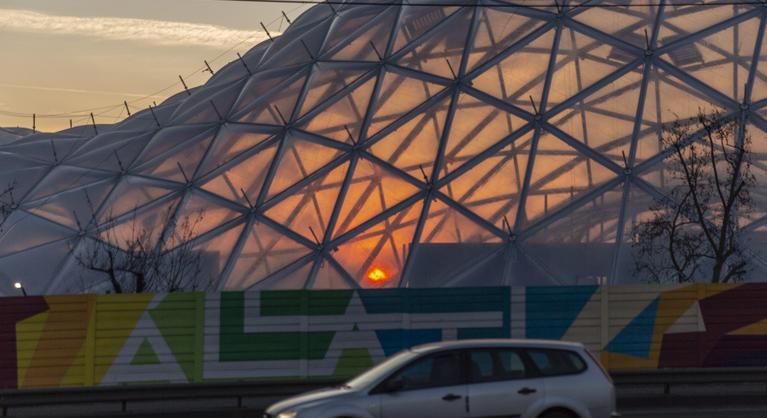 Népszava: A főváros lepasszolná az Orbán-kormánynak a félkész Biodómot, vagy lebontatná