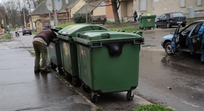 Mégsem büntet a rendőrség, ha valaki a kukából szedi ki a visszaváltható palackokat