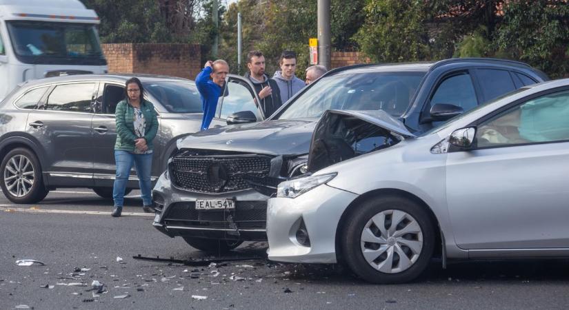 Négy autó ütközött a 26-os főúton