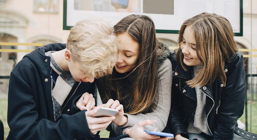 Hopp, ott villant egy telefon - rászállnak a tankerületek az iskolákra?