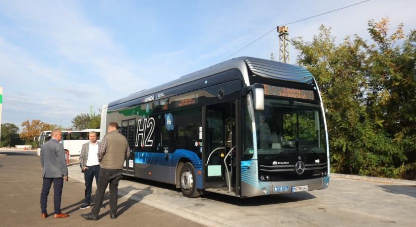 Budaörsön bemutatták a világ legkülönlegesebb, hidrogén üzemanyagcellás autóbuszát