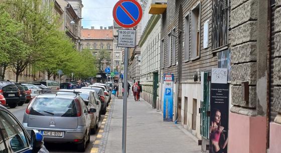 Jelentősen drágulhat a parkolás Erzsébetvárosban, mert a polgármesternek elege van az autórengetegből