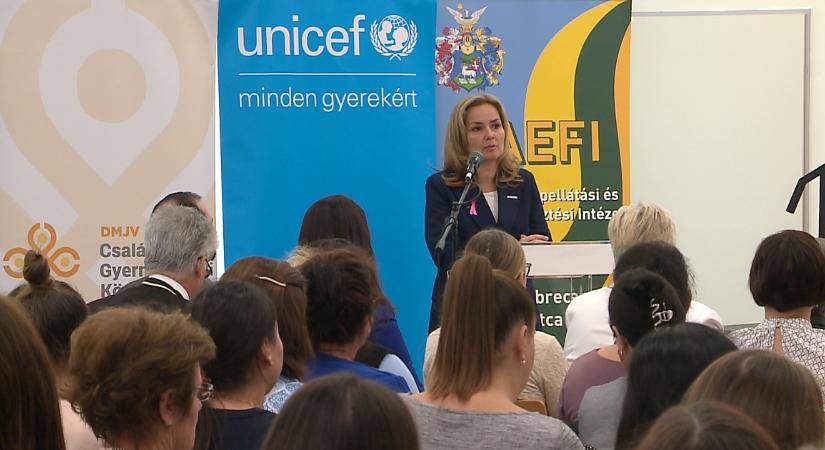 Projektzáró menekültügyi konferenciát tartottak az UNICEF-fel Debrecenben