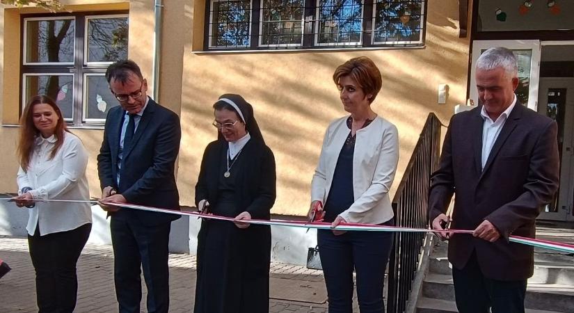 Felújították a bajai Szent László ÁMK általános iskolájának épületét – galériával, videóval