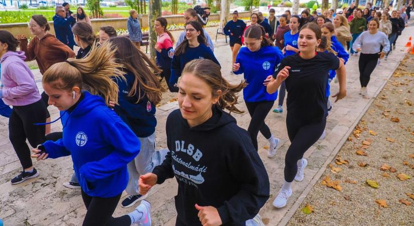 Több száz gyerek sportolt a Tagore sétányon (fotókkal, videóval)