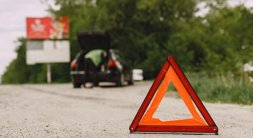 Kisteherautó és traktor ütközött a 4-esen