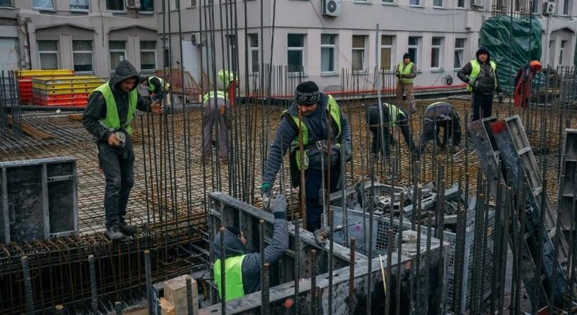 Ennyi lesz a minimálbér jövőre Romániában, átléphet egy bűvös határt