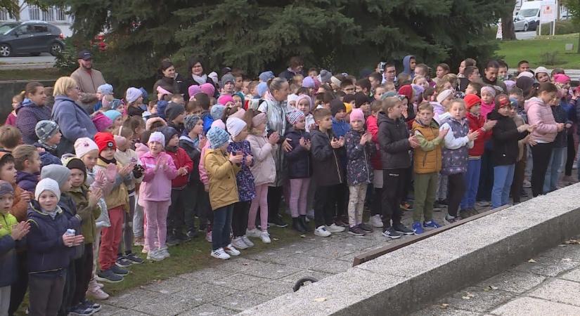 Koszorúzás és gólyaavató a Deák Ferenc Általános Iskolában