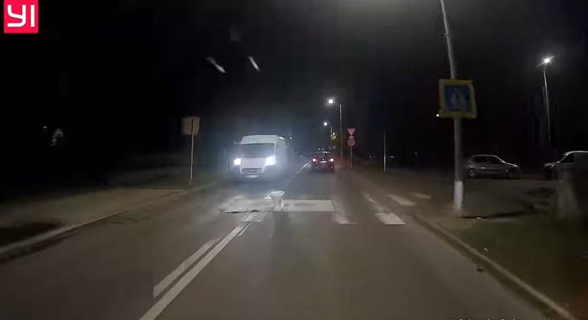 „Ez besz***ás” – elképesztő meglepetés érte a buszsofőrt a zebránál (Videó)