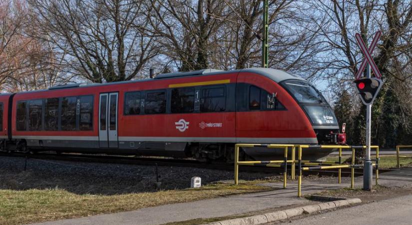 Lázasan keresik a megoldást, motorvonatok válthatnák a kieső HÉV-eket Budapesten