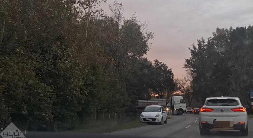 Baleset Győrújfalunál, nagy a torlódás