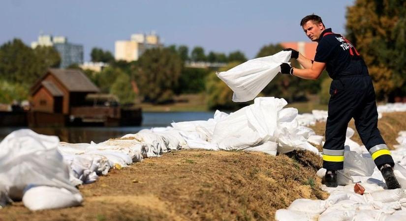 Elkezdték a nyári gát helyreállítását Baján, folyamatosan figyelik a Duna vízszintjét