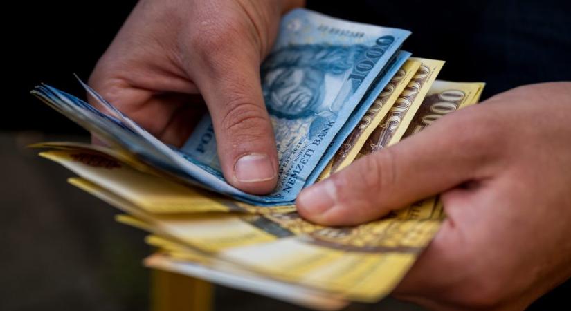 Kicsit följebb kapaszkodott a forint