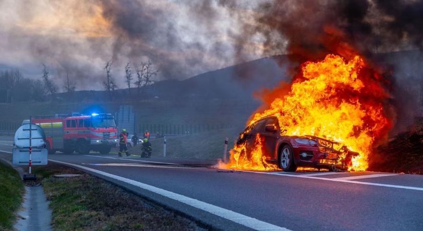 Kigyulladt egy autó az 54-es főúton, Kecskemétnél