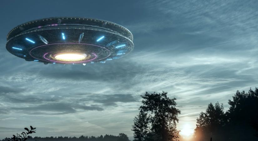 Teljesen megállt a forgalom, mindenki az égen felsejlő UFO-t videózta