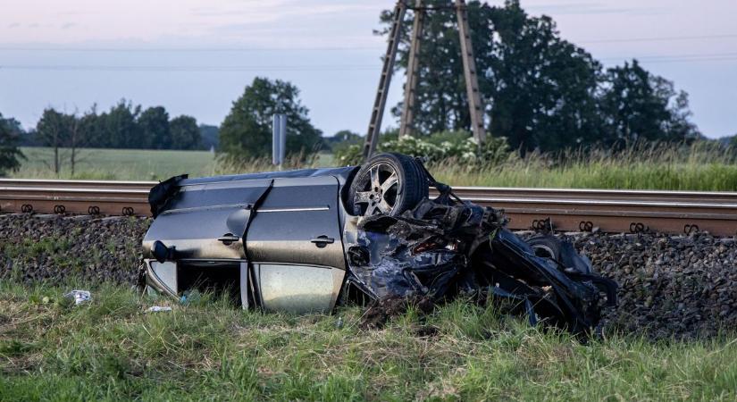 Vonat és autó ütközött Tiszalöknél