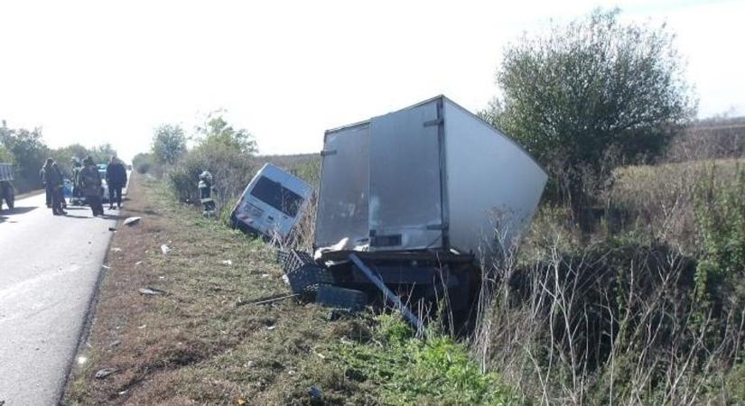 Csak egy átlagos hajdú-bihari nap – autók borultak árokba, robbanás történt, kuka lángolt