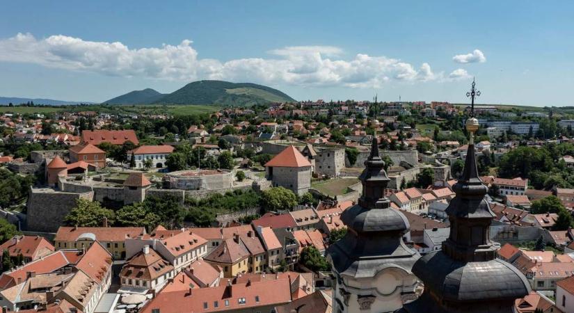 Tömegek indulnak útnak az őszi szünetben – mutatjuk, hol lesz teltház