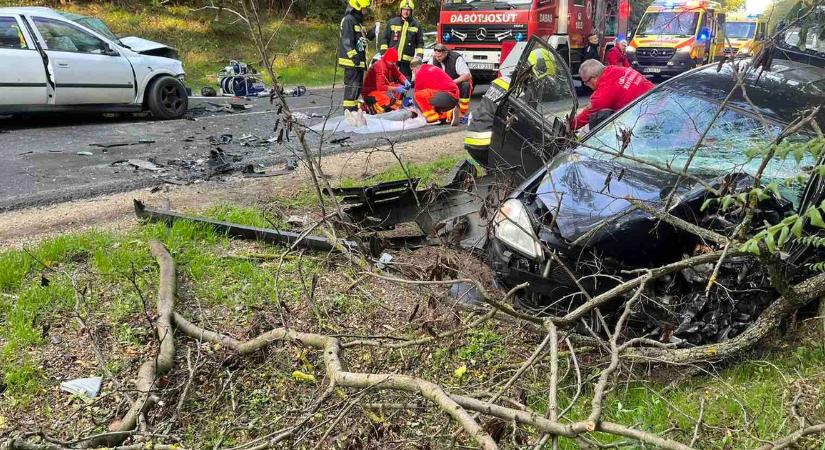 Csoda, hogy ezt élve megúszták: sokkoló fotókon a csütörtöki balesetben összeroncsolódott autók