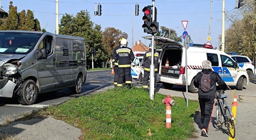 Győri balesethez siettek, amikor csúnyán összetört egy rendőrautó