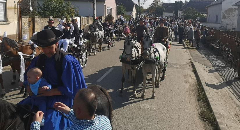 Szüreti felvonulás mozgatta meg a várost