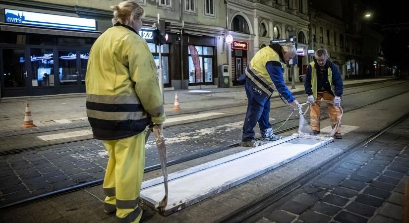 Éjszaka is folytatták Miskolc takarítását, rendbetételét – fotók