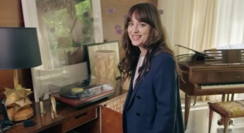 Dakota Johnson imádja a midcentury modern stílust: ilyen bámulatos az otthona!