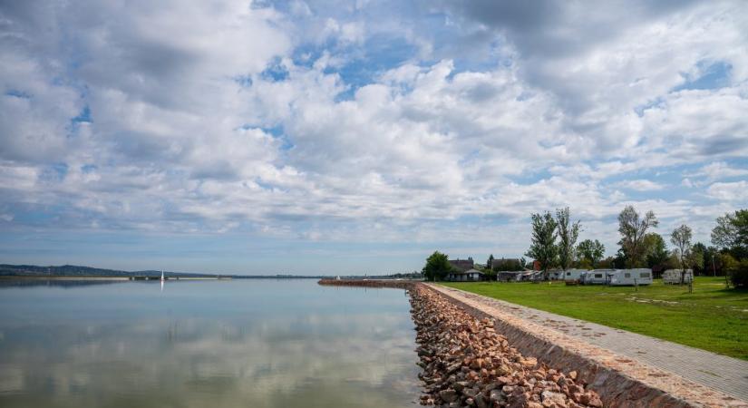 Megrepedt a távvezeték, üzemanyag szivárgott a talajba Gárdonynál