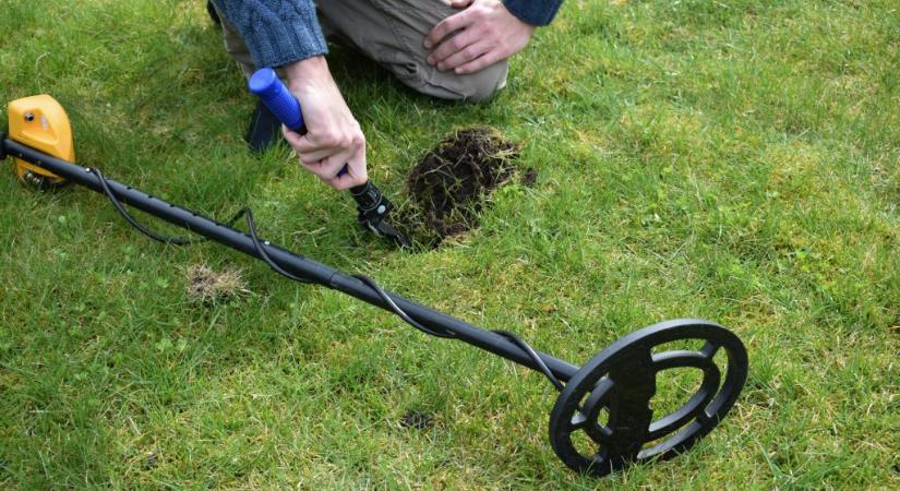 Rejtélyes kincsekre bukkantak fémkeresővel