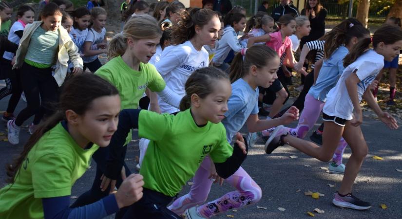 Több mint kétszáz bajai és környékbeli diák futott a Köztársaság Kupán – galériával