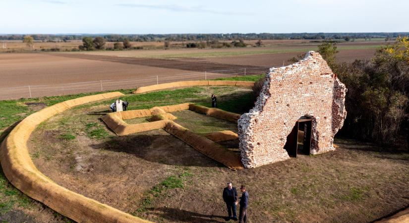 Somogyba érkezett a ROM Vándor - újjáéledt a XIII. századi Varjaskéri templomrom