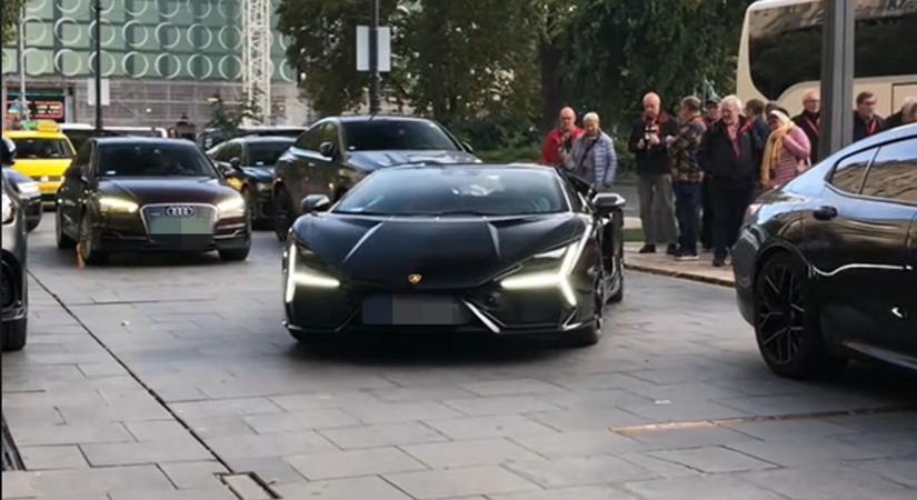 Új, fekete Lamborghinijével keltett feltűnést Budapesten Szoboszlai Dominik - videó