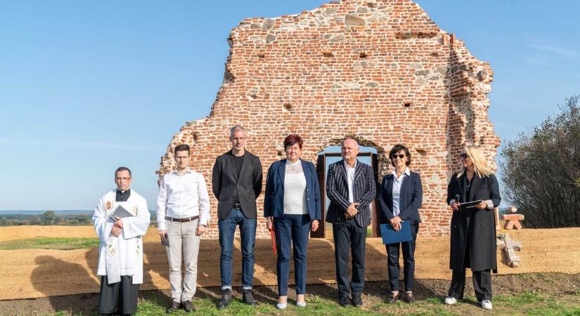 A Tanúhegyekre tekint a felújított Varjaskéri templomrom