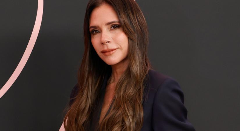 Victoria Beckham isteni zöld ruhája most a sláger: elképesztően jól nézett ki benne