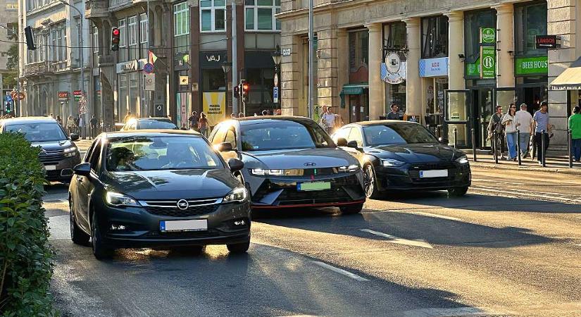 Megújul a KRESZ, matricát kapnak a nyugdíjas sofőrök, bevezetik a láthatatlan sávot a bicikliseknek és betiltják a driftelést