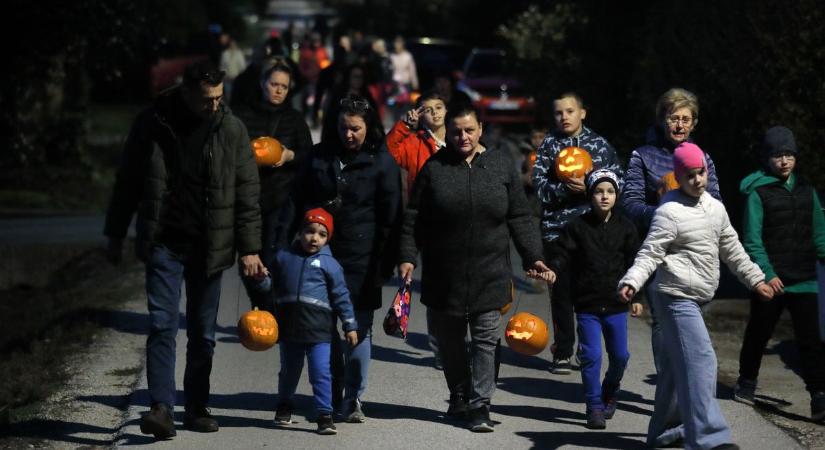 Halloween: Amit délután megfaragtak, azzal este fel is vonultak Kisfaludon