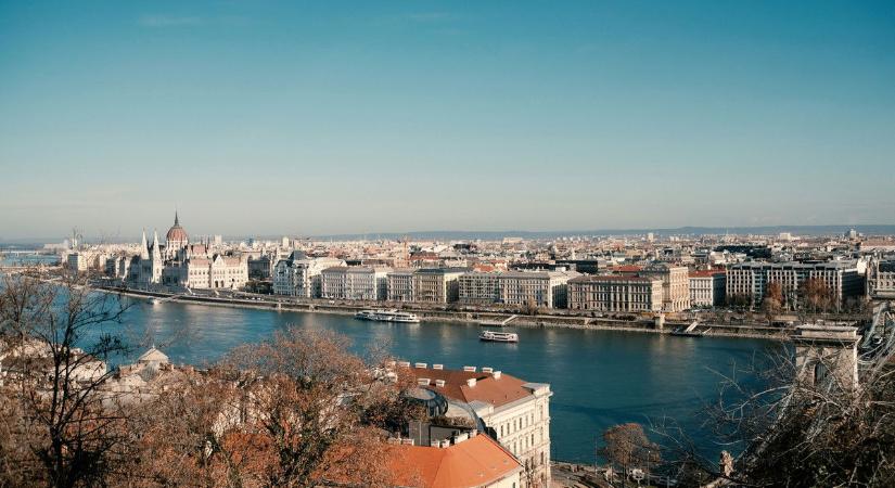 Valami furcsát és rémisztőt vettek észre Budapest egén, videó is készült róla