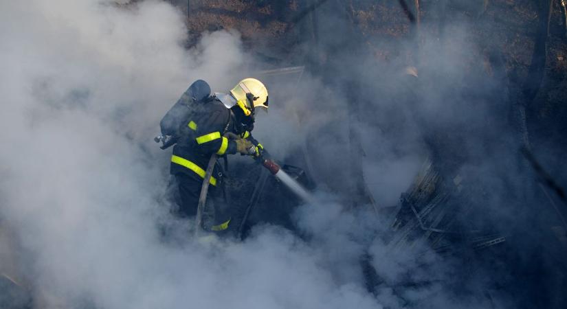 Drámai lakástűz Tatabányán: mentőhelikopter vitte el a súlyosan megégett nőt