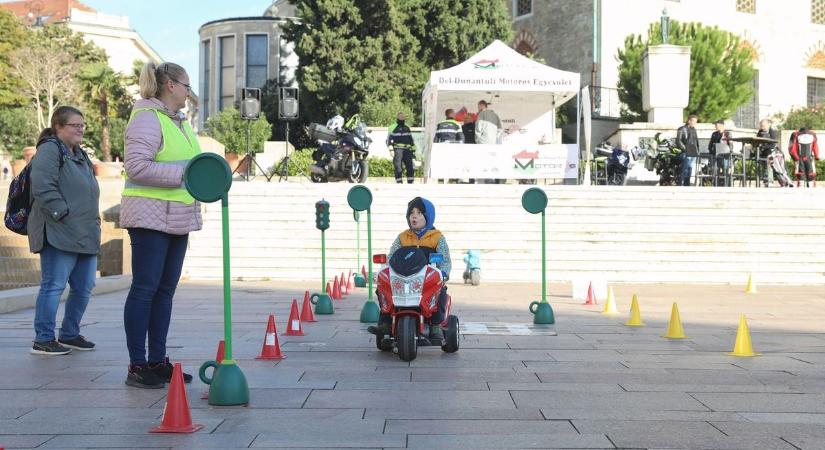 Gurultak egy utolsót a motorosok a tél előtt (galéria és videó)