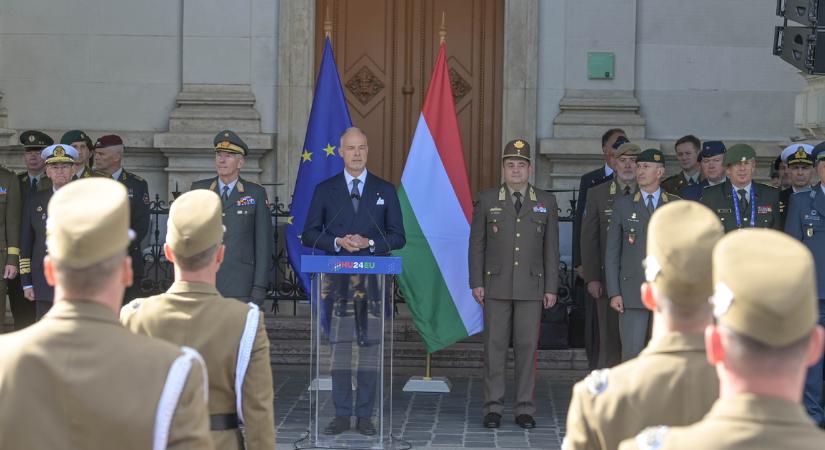 A honvédelmi miniszter úgy érzi, menő katonaként szolgálni a hazát