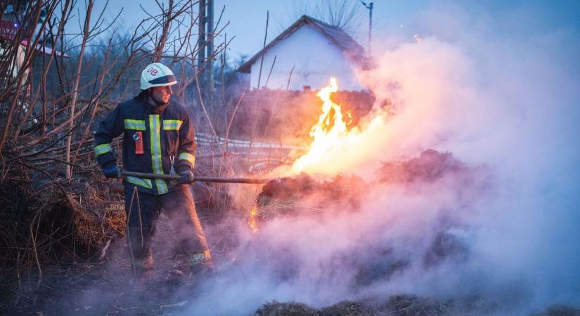 Szalmabálák gyulladtak ki egy mikepércsi ház udvarán