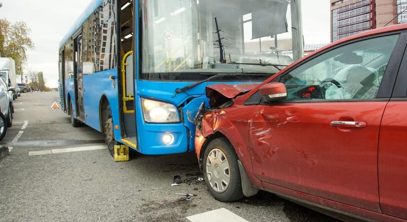 Busz és autó ütközött a 25-ös főúton