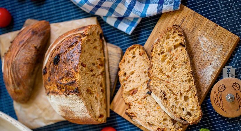 Ha otthon sütnél kenyeret, legyen ez az első recept, amit kipróbálsz: bazsalikomos, aszalt paradicsomos kovászos kenyér