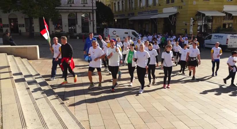 Pécsett zárult az egész Földet megmozgató békefutás  videó